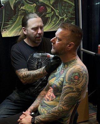 Ron Earhart tattooing at a tattoo convention