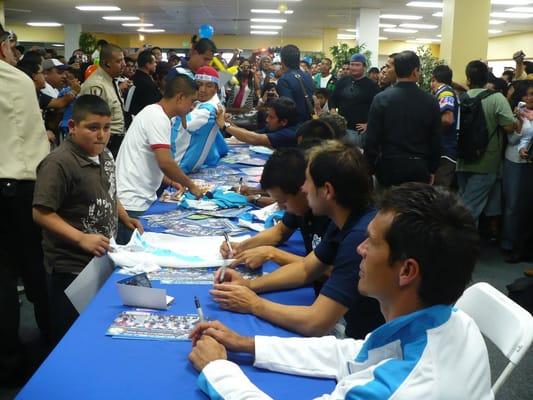 Firma de autografo en Los Angeles El Puebla de la Franja