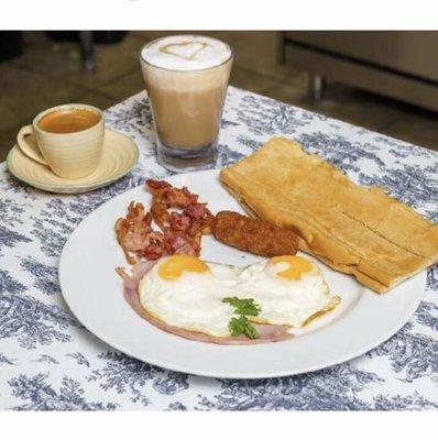 Desayuno huevos fritos/bacon/tostada café con leche