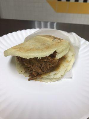 Arepa carne mechada