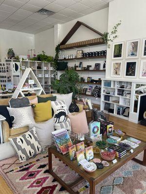 Cozy and charming shop with trendy souvenirs for all occasions!