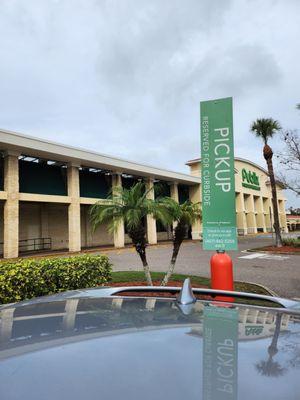 Pickup area for curbside at publix