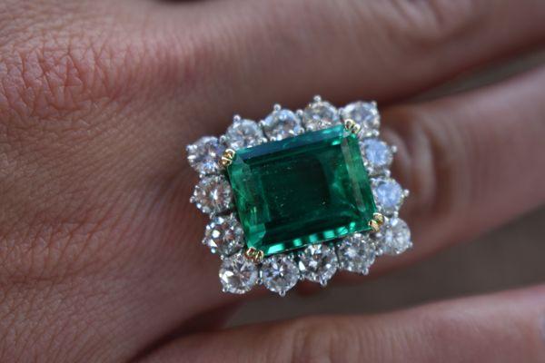 We love emeralds and we are always looking to buy stones that are top quality!