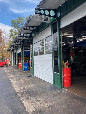 Lots of bays for working on multiple cars at once