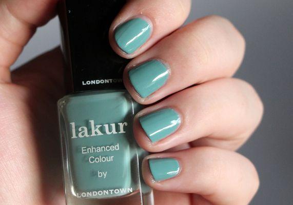 Our quick dry nail polish, Lakur reinforces nail strength and durability, delivering long-lasting, high-shine wear & gel-like wear.