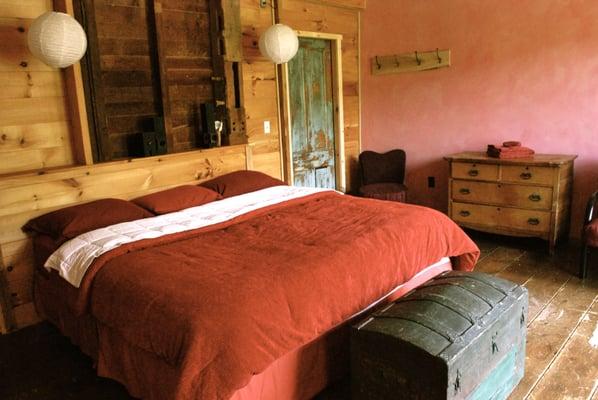 Rosa Room: King Bed, Private Bath w/clawfoot bathtub, sounds of trickling water