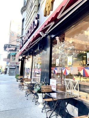 Plenty of seating outside early in the morning. I was very tempted to have a July 4th Bagel. 07/04/22