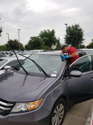 These guys are really pros at auto glass!