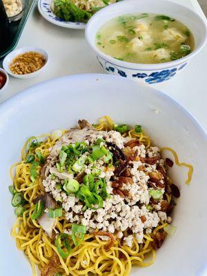 Mi Hoanh Thanh Kho aka dry wonton thin egg noodles