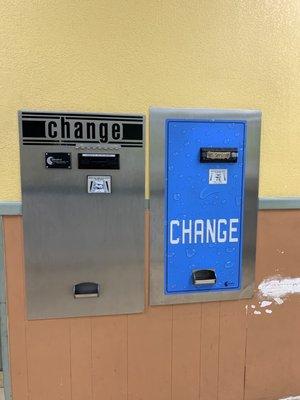 Change machine. Was only accepting $1 on 10/9/19 around 8pm. Had to go next door to liquor store to get $1 bills.