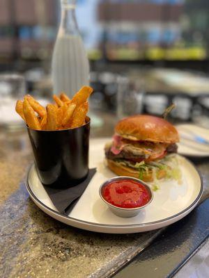 1865 Classic Burger w Beer Battered Fries