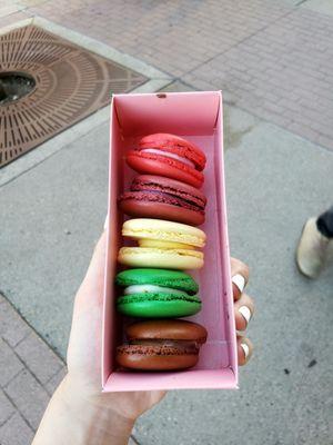 Assorted Macarons || IG: @misspiggyeats