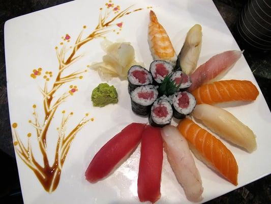 Sushi Sakura Garden Entree $15.99
Nine pieces of sushi and a tuna roll. Served with miso soup and lettuce salad.