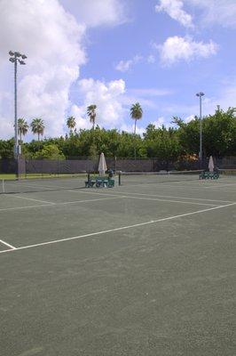 Enjoy 17 lighted Hydro Courts (Sub-Irrigation) at Flamingo Park Tennis Center.