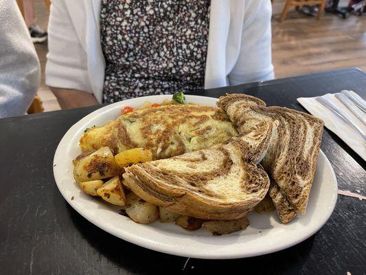 Veggie omelette with rye toast