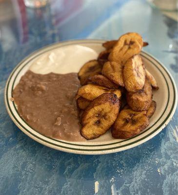 Platanos con Crema y Frijoles