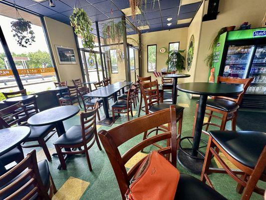 Spacious indoor dining space w/ lots of table seating