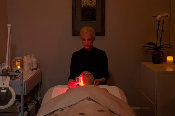 Red LED light stimulates collagen and elastin production, improves skin's texture, micro-circulation and accelerates healing.