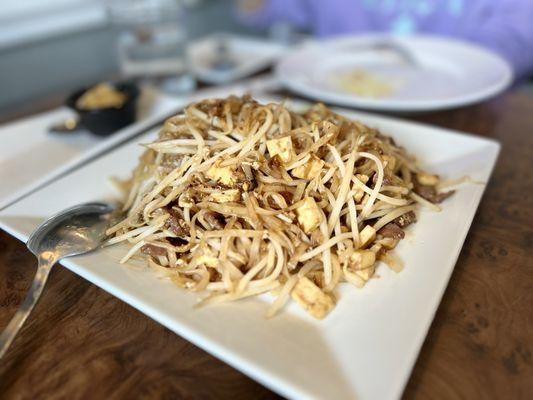 Beef pad Thai without green onions. Loved it