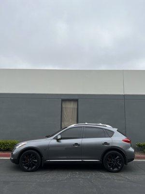 2016 Infiniti QX50 Gloss black Chrome delete and painted Gloss Red calipers