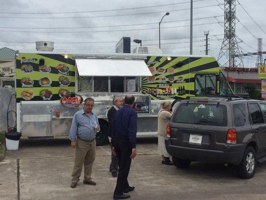 Carrito Cubano. Esta apululu. Ven a probar el delicioso Lechon Asado.