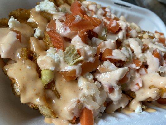 What do feta, sriracha mayo and giardiniera have in common??  They are really freaking good when atop waffle fries!!