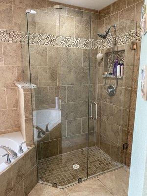 Frameless shower