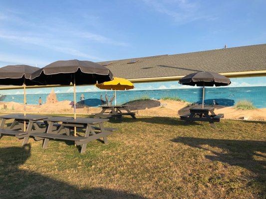 nice picnic tables to eat outside!