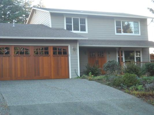 Milgard Tuscany windows compliment the craftman entry door & garage door on this Bothell home