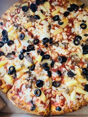 Medium Hand Tossed Pizza 3-topping: pineapple, black olives, mushroom--delish!