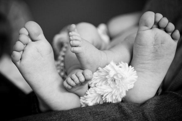 Love this cute newborn photography session with big brothers feet next to tiny toes.