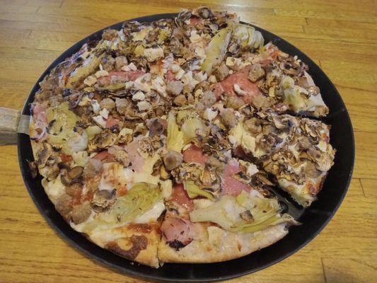 Excellent build-your-own meat and vegetables pizza. Crust is crispy throughout.