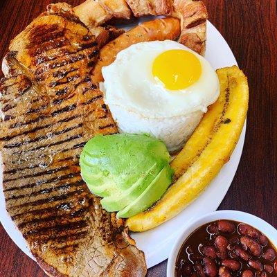 Bandeja paisa (tradicional plato típico colombiano )