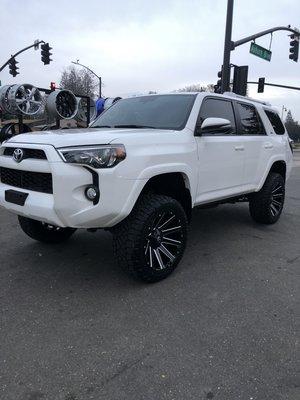 Toyota 4 runner lifted 3inches on 20x10 fuels