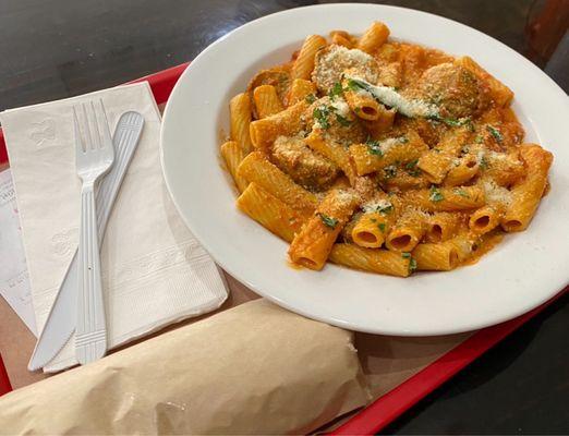 Rigatoni with Vodka Sauce