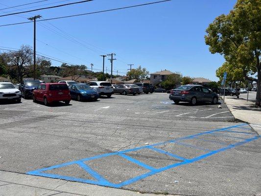 4/19/23 Plenty if parking; but there are no customers inside???