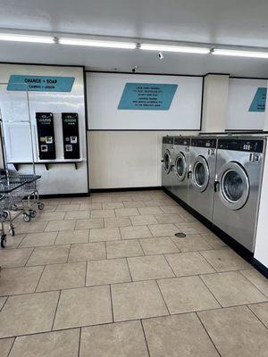 Mina's Laundromat