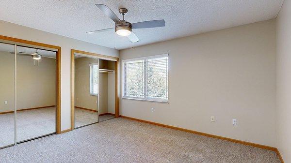 1-Bedroom Findad - Bedroom with Mirrored Closets