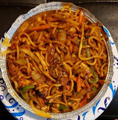 Hakka noodles with chicken and egg