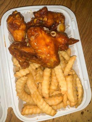 Hot spicy golden wings w. French fries