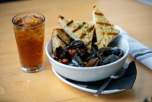 Pale Ale Steamed Mussels at The Grille