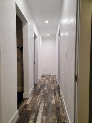 Interior can recessed lights in hallway