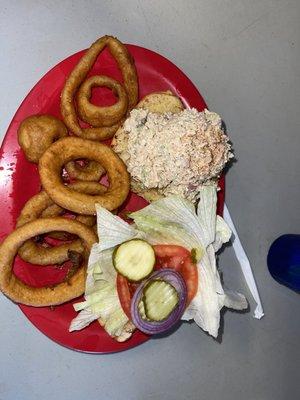 Smoked chicken salad with onion rings