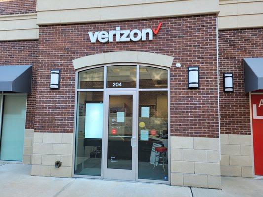 verizon ewing store front located in 200 Campus Town Cir Ste 204, Ewing Township, NJ 08638, United States