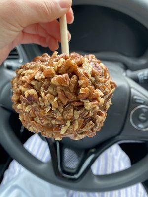 The salted roasted pecans with the buttery caramel are so worthy of the crispy soda-like honeycrisp apple :)