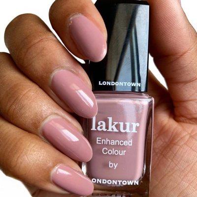 Our quick dry nail polish, Lakur reinforces nail strength and durability, delivering long-lasting, high-shine wear & gel-like wear.