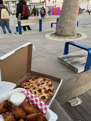 Hot wings and Large  Pizzzzza