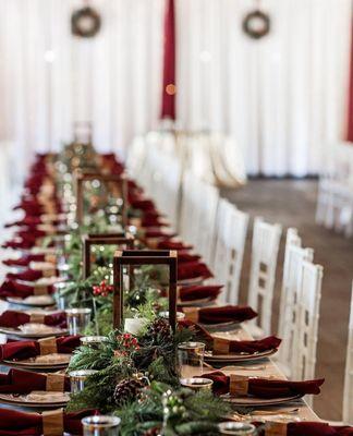 Christmas time weddings are so beautiful with the green garlands and burgundy napkins