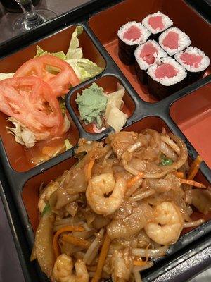 Lunch Special- Shrimp Chow Fun and Tuna Roll