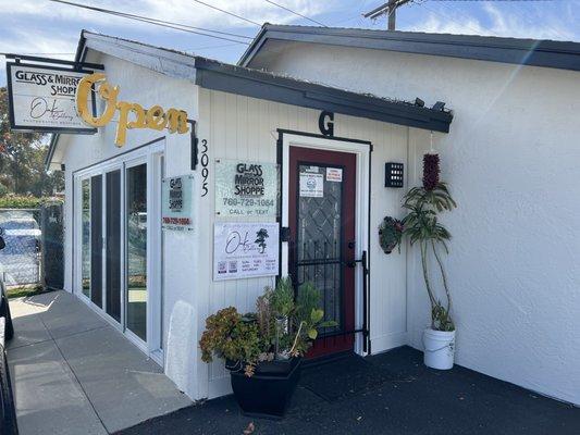 Front door to Glass and Mirror Shoppe and Oak Gallery